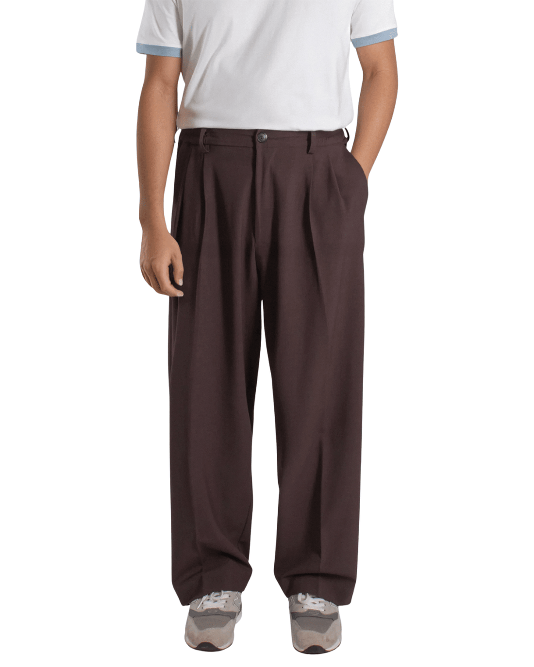 Calça Saint Studio Alfaiataria Leve Prega Dupla Marrom, modelo masculino.