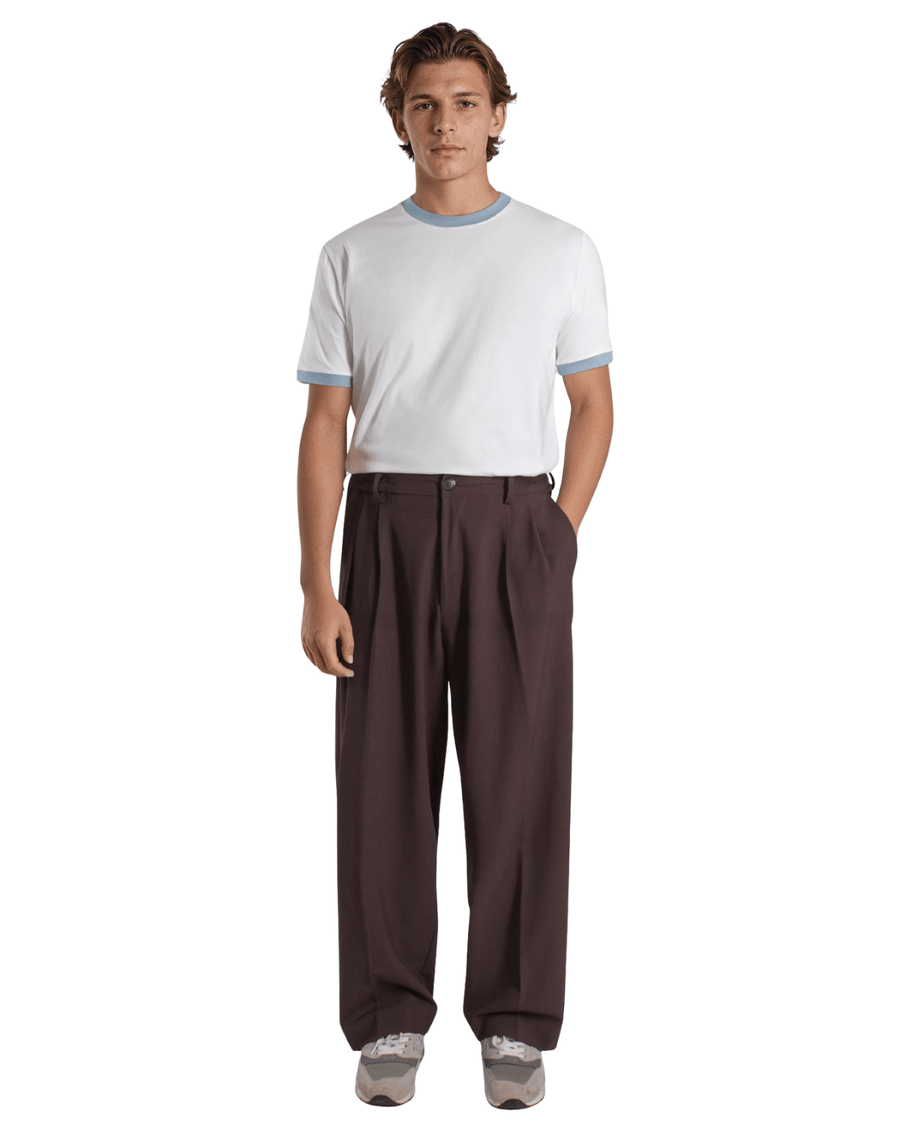 Vista lateral Calça Saint Studio Alfaiataria Leve Prega Dupla Marrom