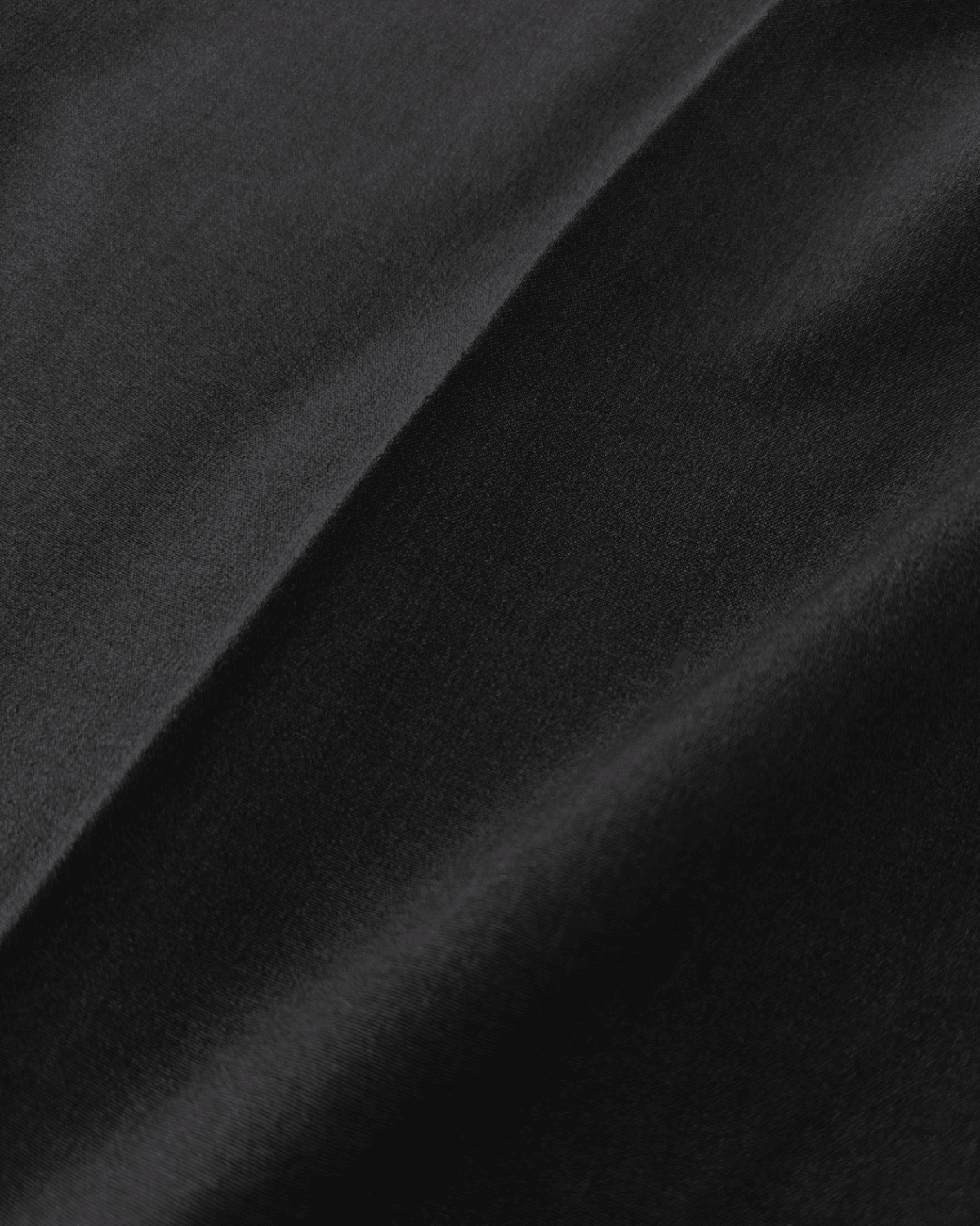 Detalhe da calça Saint Studio Alfaiataria Leve Prega Dupla Preta, mostrando o tecido leve.