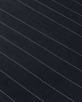 Detalhe das riscas de giz da calça azul marinho Saint Studio