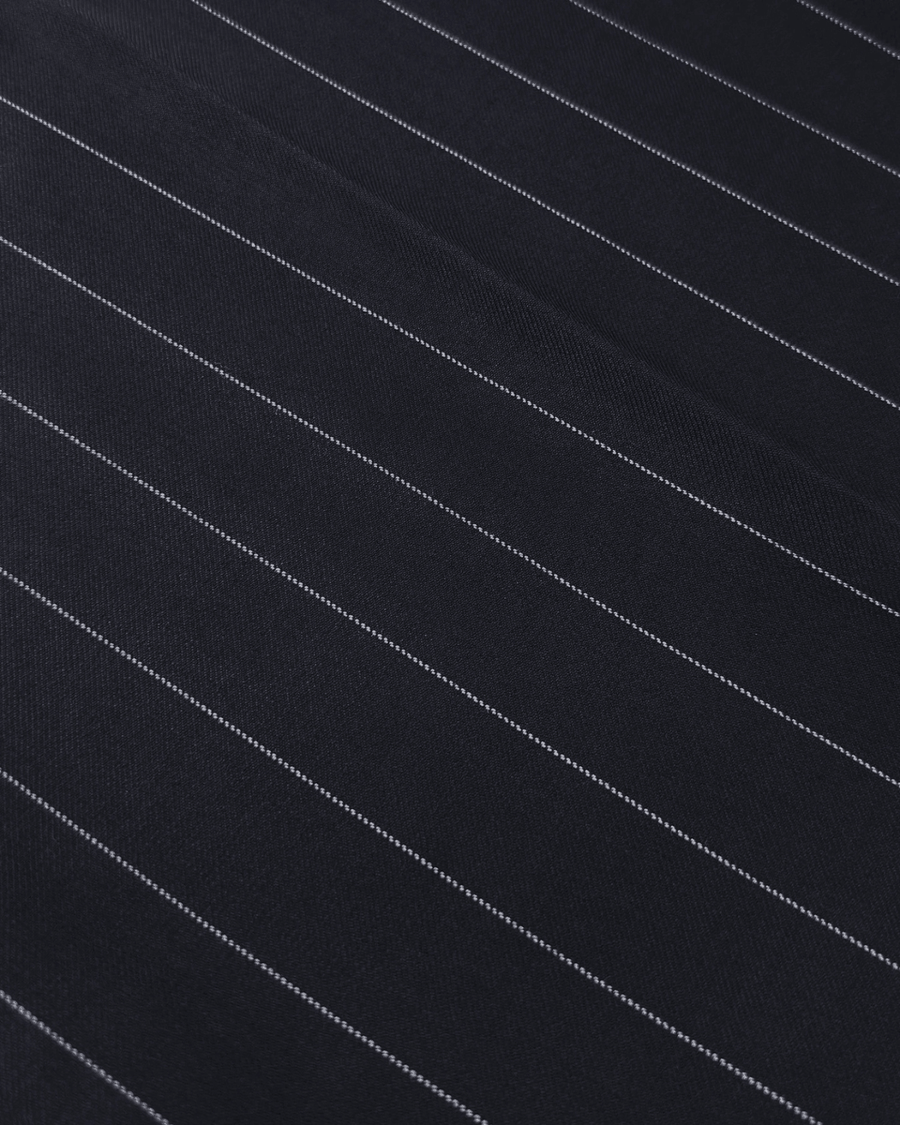 Detalhe das riscas de giz da calça azul marinho Saint Studio