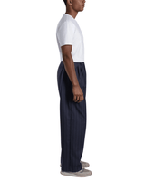 Calça Saint Studio Alfaiataria Risca de Giz Azul Marinho vista em modelo