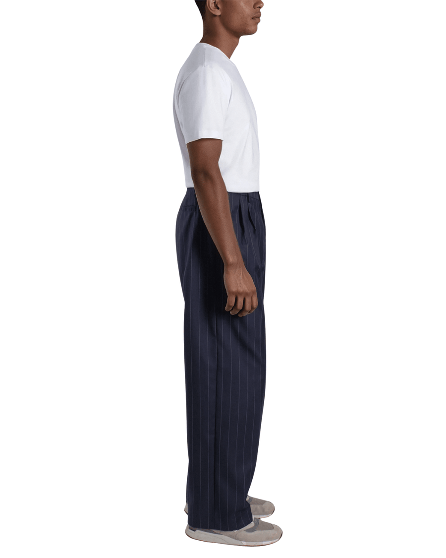 Calça Saint Studio Alfaiataria Risca de Giz Azul Marinho vista em modelo