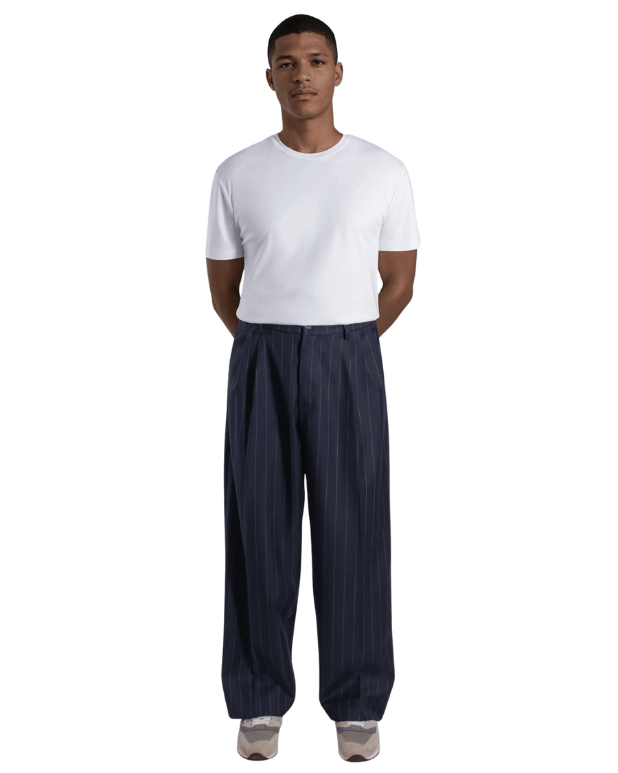 Calça azul marinho de alfaiataria risca de giz da Saint Studio