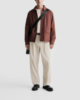 Vista lateral Calça Saint Studio Wide Alfaiataria Caqui