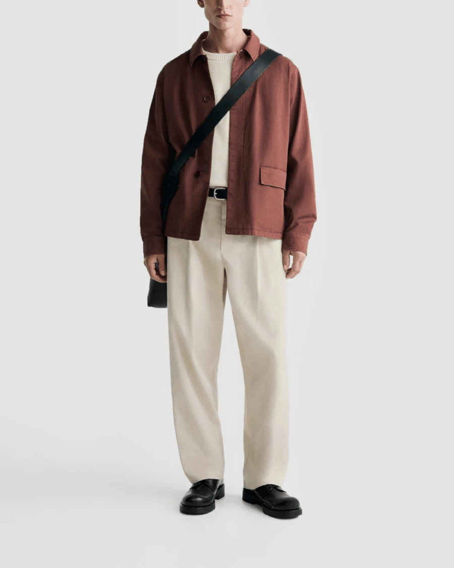 Vista lateral Calça Saint Studio Wide Alfaiataria Caqui