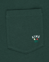 Vista lateral Camiseta Aimé Leon Dore Queens Crest Pocket Pine Grove Verde