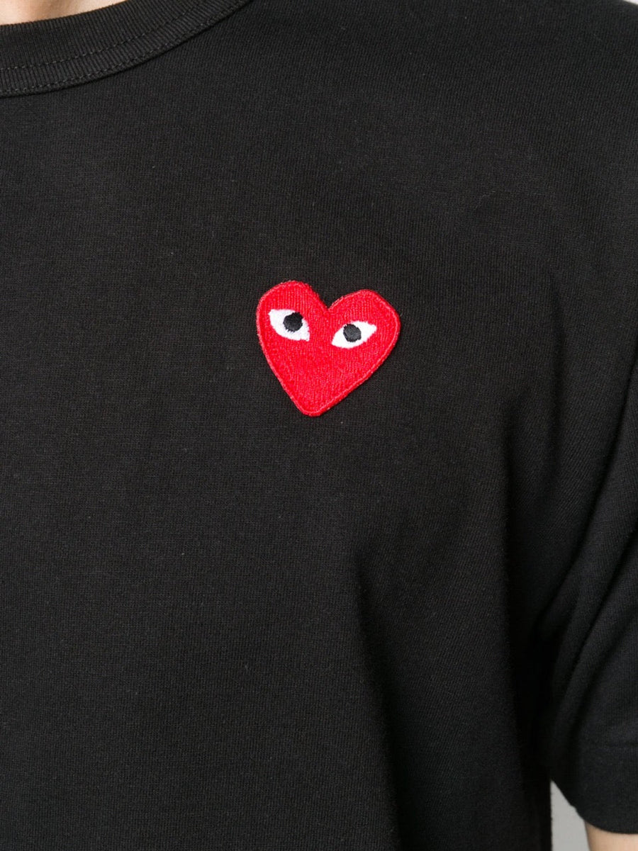 Vista frontal Comme des Garcons PLAY Red Emblem Black Preto