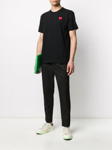 Vista lateral Comme des Garcons PLAY Red Emblem Black Preto