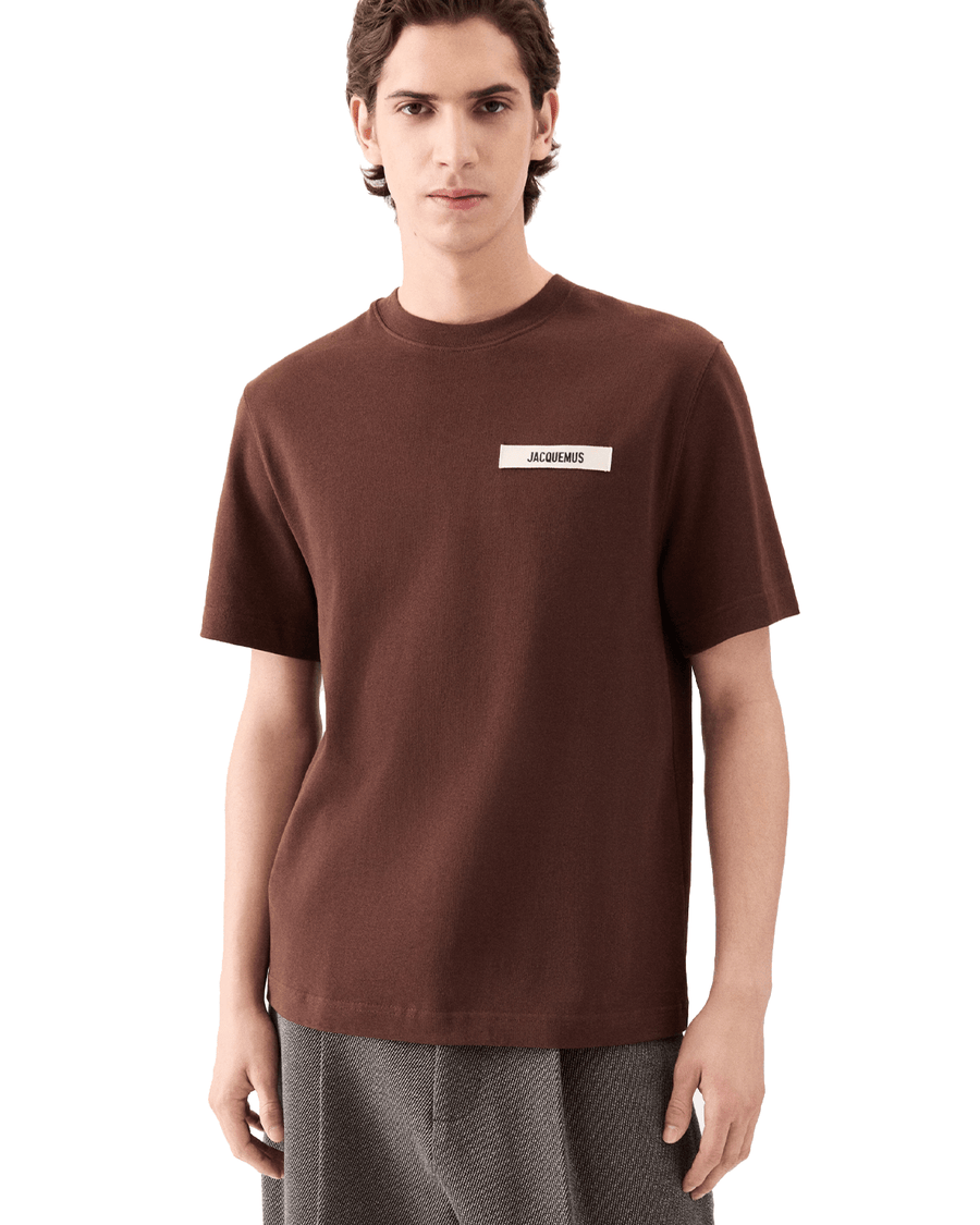 Camiseta Jacquemus The Gros Grain Dark Brown Marrom