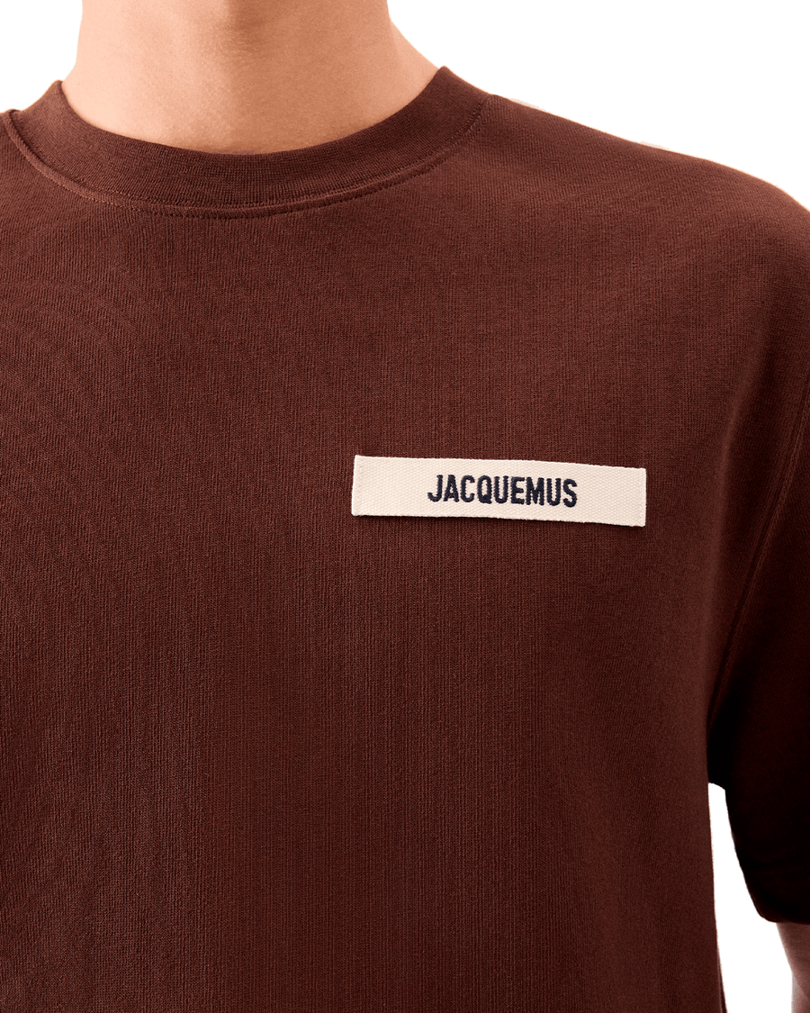 Camiseta Jacquemus The Gros Grain Dark Brown Marrom