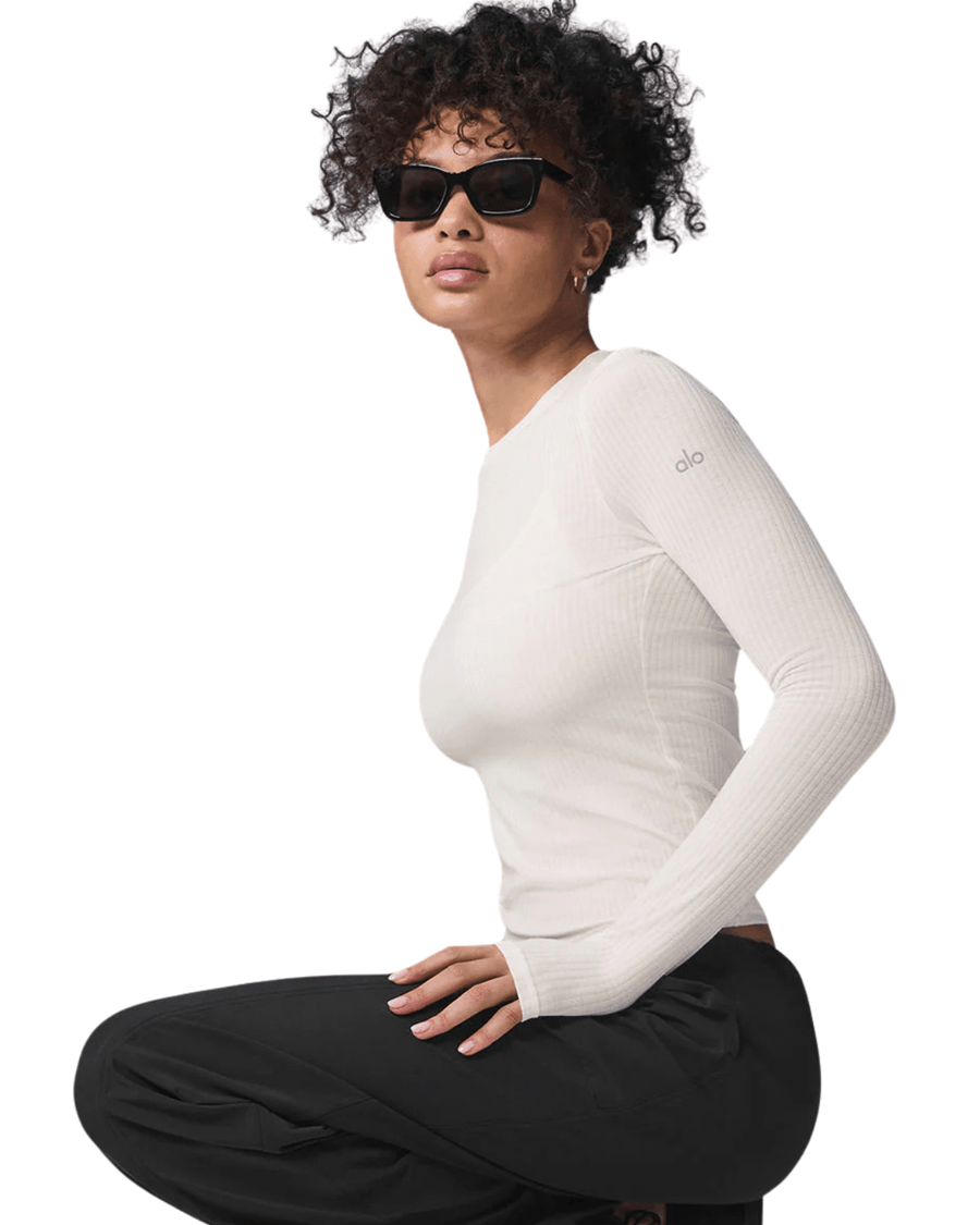 Vista lateral Camiseta Manga Longa Alo Yoga Ribbed Mesmerize Mock Neck Ivory Creme