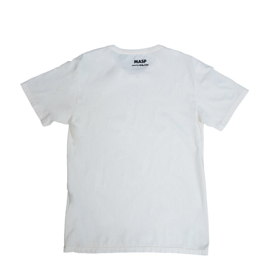 Vista lateral Camiseta MASP x Leonilson "O Grande Rio" Branco