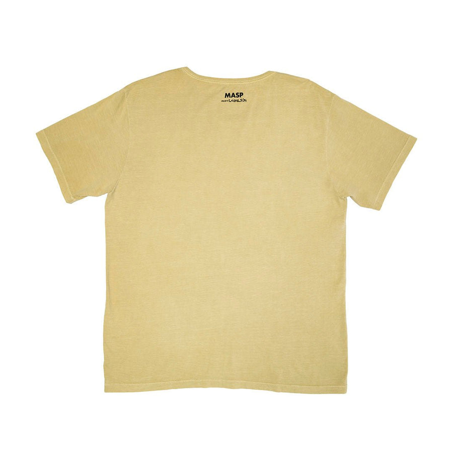 Vista lateral Camiseta MASP x Leonilson "O Porta Fortuna" Bege