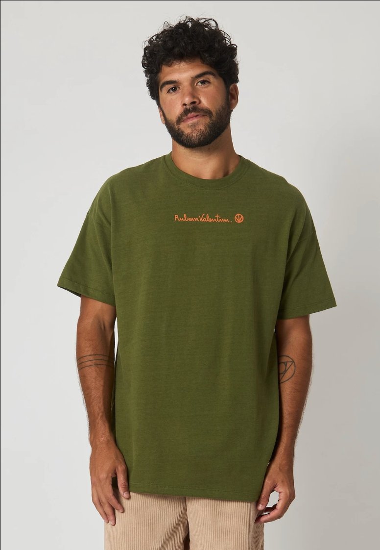 Vista traseira Camiseta Oversized Dane-se x Rubem Valentim Emblema 79 Verde