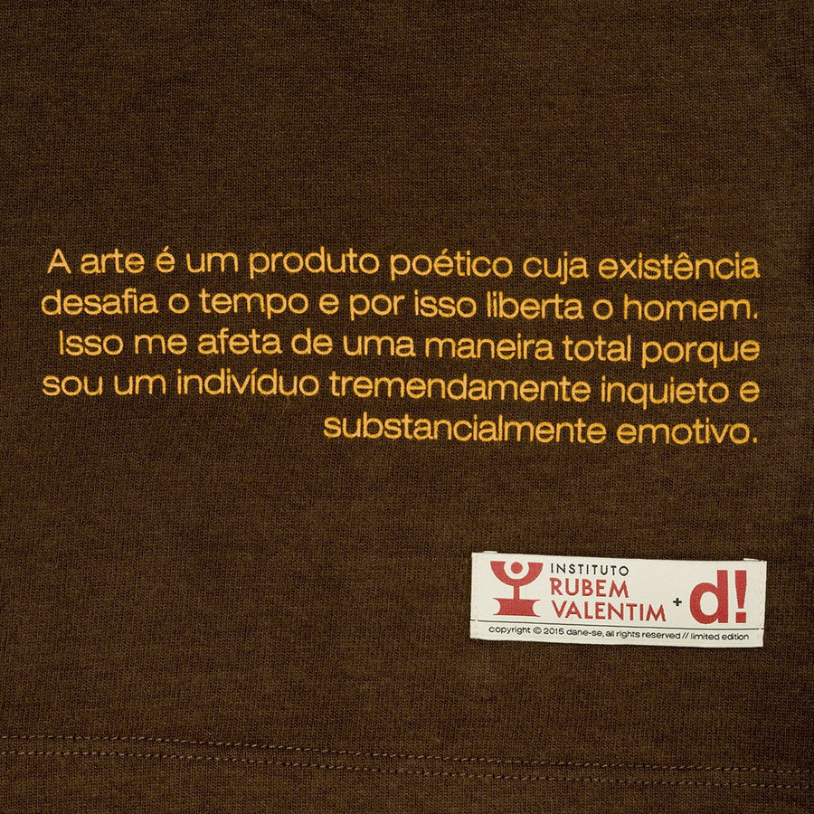 Vista traseira Camiseta Oversized Dane-se x Rubem Valentim Relevo 79 Marrom
