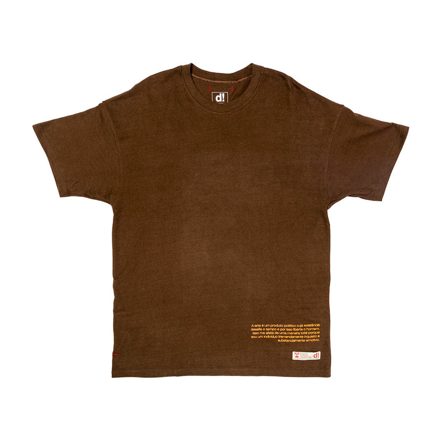 Vista lateral Camiseta Oversized Dane-se x Rubem Valentim Relevo 79 Marrom