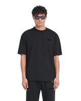 Camiseta Represent Clo Owners Club Flocked Preto, modelo preto com estampa frontal