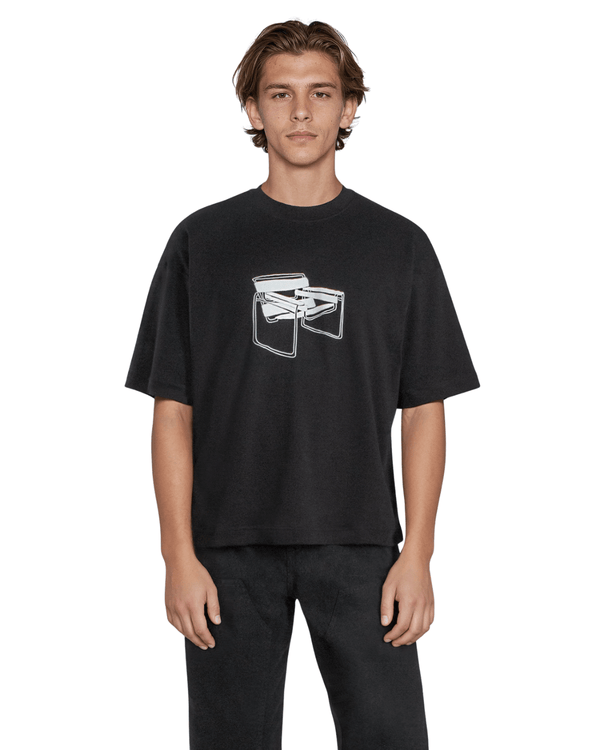Camiseta Saint Studio Boxy Supima Breuer Preto com estampa de cadeira