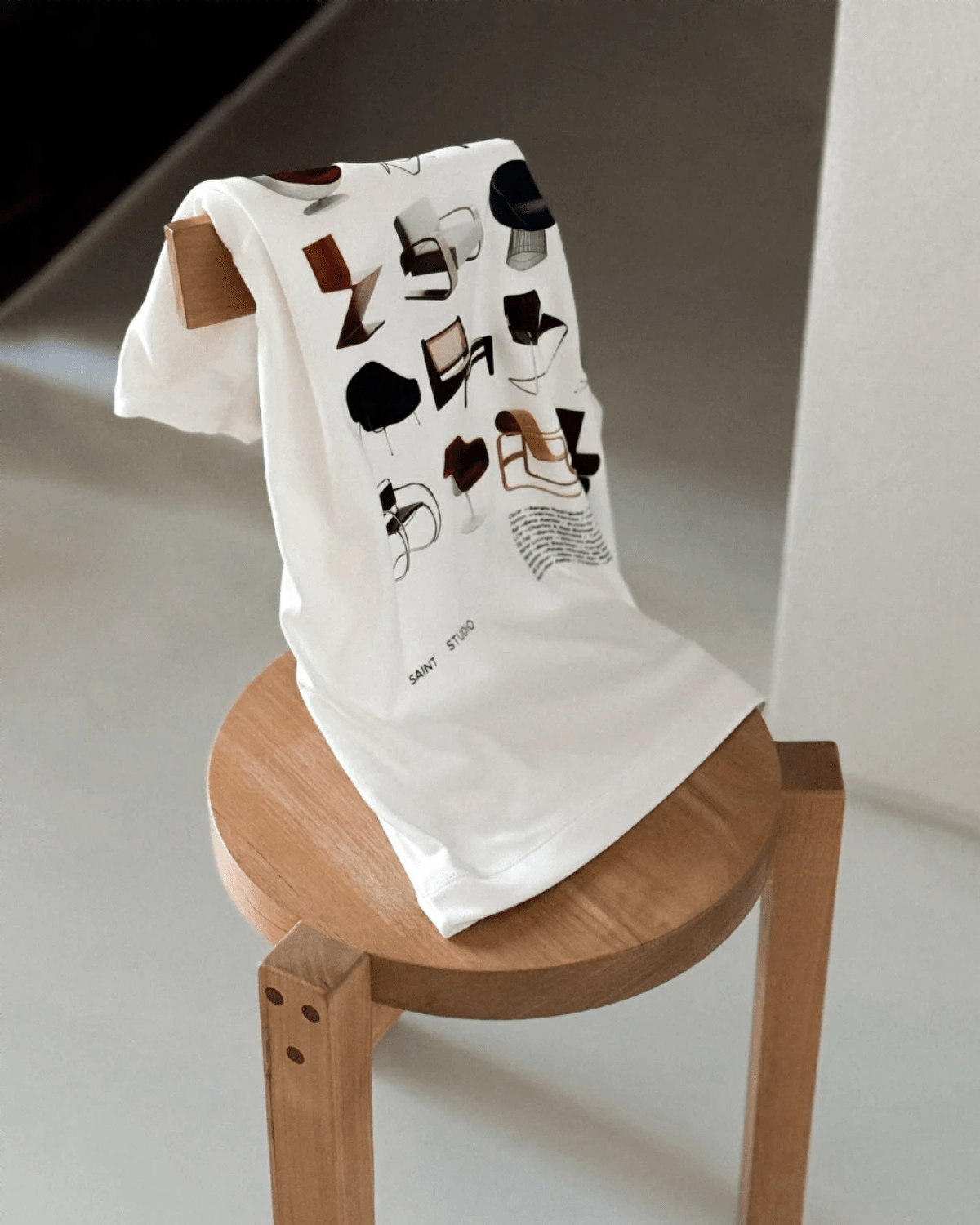 Camiseta Saint Studio Classy Suedine Supima Chairs Branco - Camiseta - Saint Studio - ST32