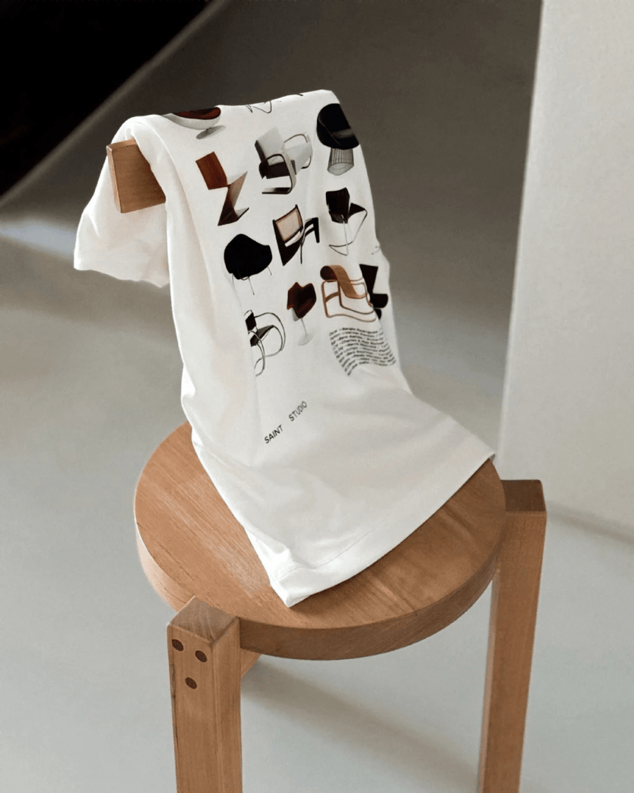 Vista traseira Camiseta Saint Studio Classy Suedine Supima Chairs Branco