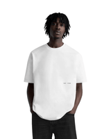 Vista lateral Camiseta Saint Studio Classy Suedine Supima Chairs Branco