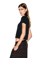 Vista lateral Camiseta Skims Baby Tee Worn in Jersey Onyx Preto