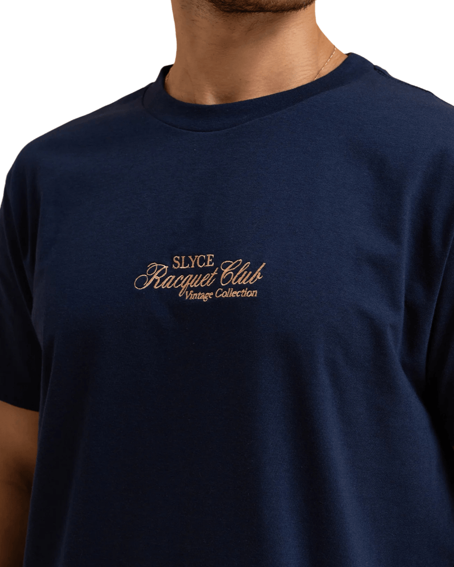 Vista frontal Camiseta Slyce Racquet Club Bordada Azul Marinho