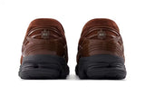 Vista frontal do New Balance New Balance 1906L Rich Oak Suede Camurça Slip-on mostrando biqueira e costuras