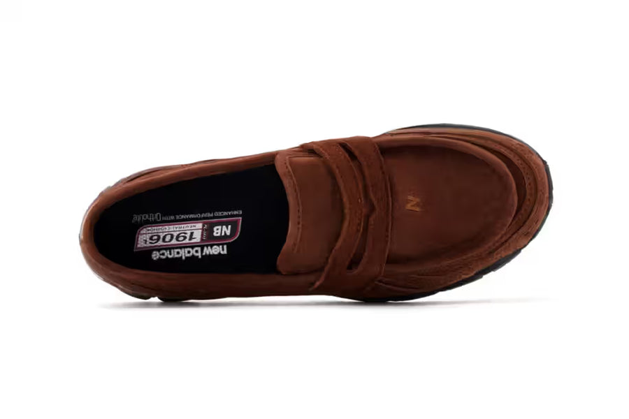 Vista traseira do New Balance New Balance 1906L Rich Oak Suede Camurça Slip-on mostrando calcanheira e detalhes do solado