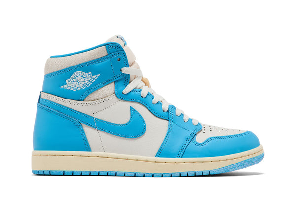 Air Jordan 1 Retro High OG 'UNC Reimagined' tênis azul claro e branco perfil lateral direito