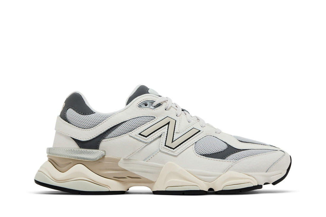 Tênis New Balance 9060 Grey Day 2025 mostrado lateral externa com mix cinza, branco e bege