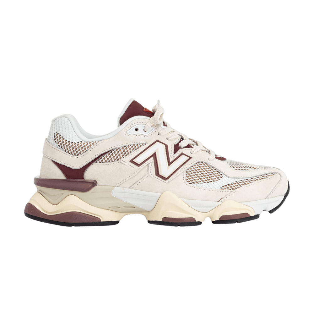 Tênis New Balance 9060 Linen Burgundy masculino, cor bege com detalhes vinho, modelo casual e esportivo.