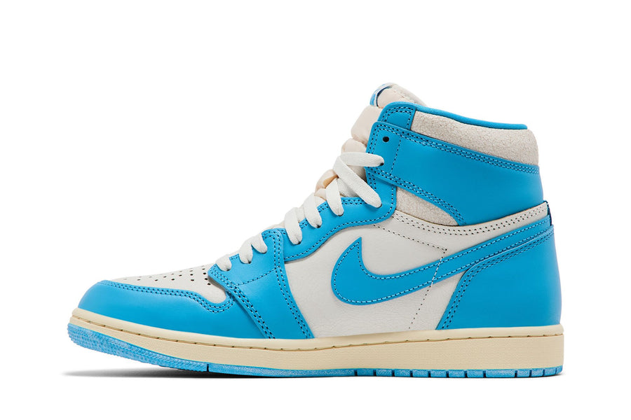 Air Jordan 1 Retro High OG 'UNC Reimagined' tênis azul claro e branco perfil lateral esquerdo