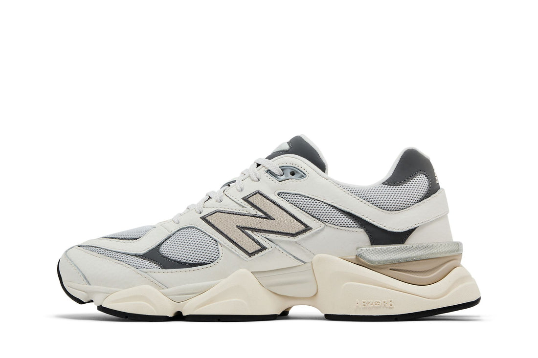 Tênis New Balance 9060 Grey Day 2025 mostrado lateral externa com mix cinza, branco e bege
