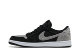 Vista lateral do Jordan Nike Swarovski x Air Jordan 1 Retro Low OG 'Shadow' mostrando design do cabedal e logo da marca