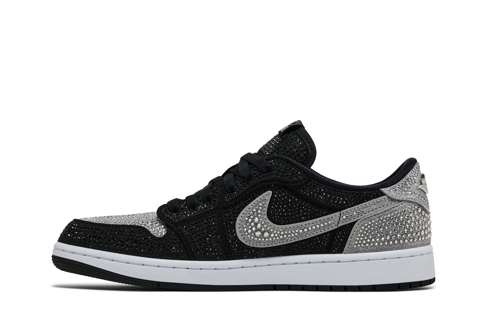 Tênis Swarovski x Wmns Air Jordan 1 Retro Low OG 'Shadow' preto e cinza com cristais Swarovski, vista lateral direita