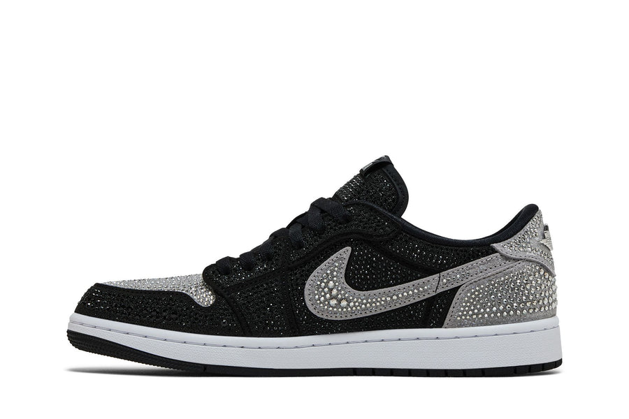 Vista lateral do Jordan Nike Swarovski x Air Jordan 1 Retro Low OG 'Shadow' mostrando design do cabedal e logo da marca