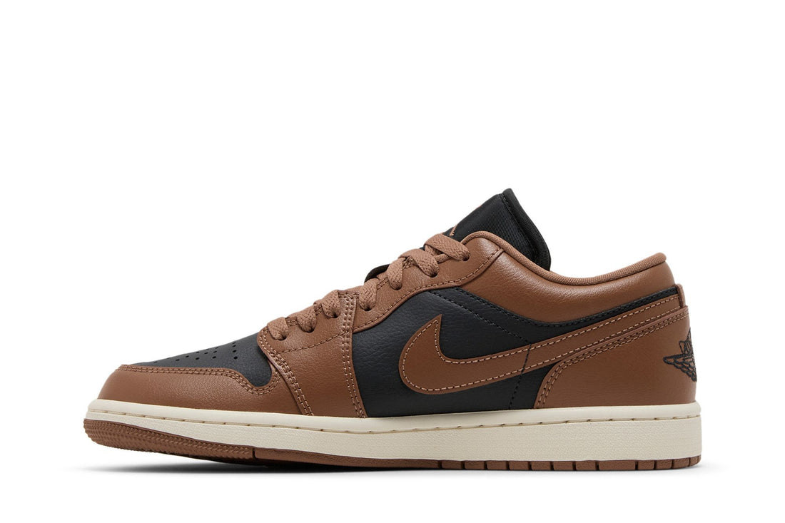 Tênis Wmns Air Jordan 1 Low Archaeo Brown perfil lateral direito couro marrom e preto entressola branca solado marrom