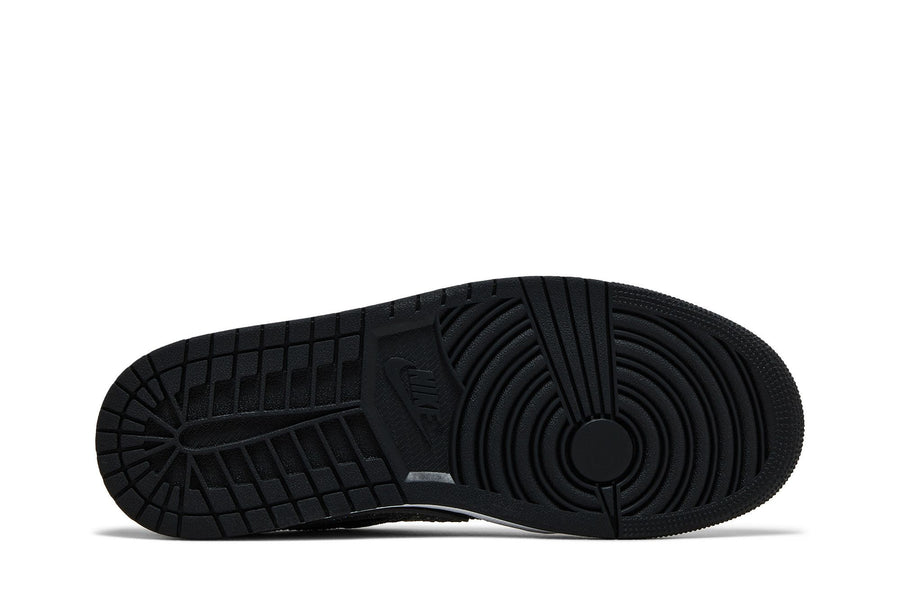 Vista traseira do Jordan Nike Swarovski x Air Jordan 1 Retro Low OG 'Shadow' mostrando calcanheira e detalhes do solado