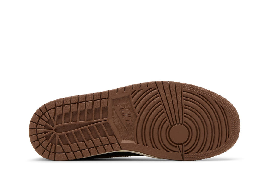 Vista traseira do Jordan Nike Air Jordan 1 Low Black Brown mostrando calcanheira e detalhes do solado