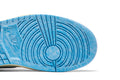 Detalhe do solado azul claro do tênis Air Jordan 1 Retro High OG 'UNC Reimagined'