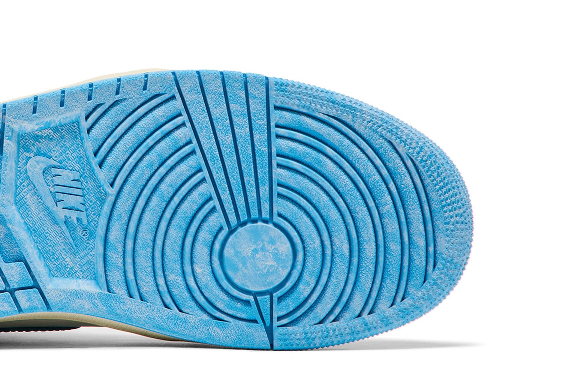 Detalhe do solado azul claro do tênis Air Jordan 1 Retro High OG 'UNC Reimagined'