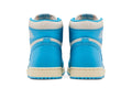 Vista traseira dupla dos tênis Air Jordan 1 Retro High OG 'UNC Reimagined' em couro azul claro e branco