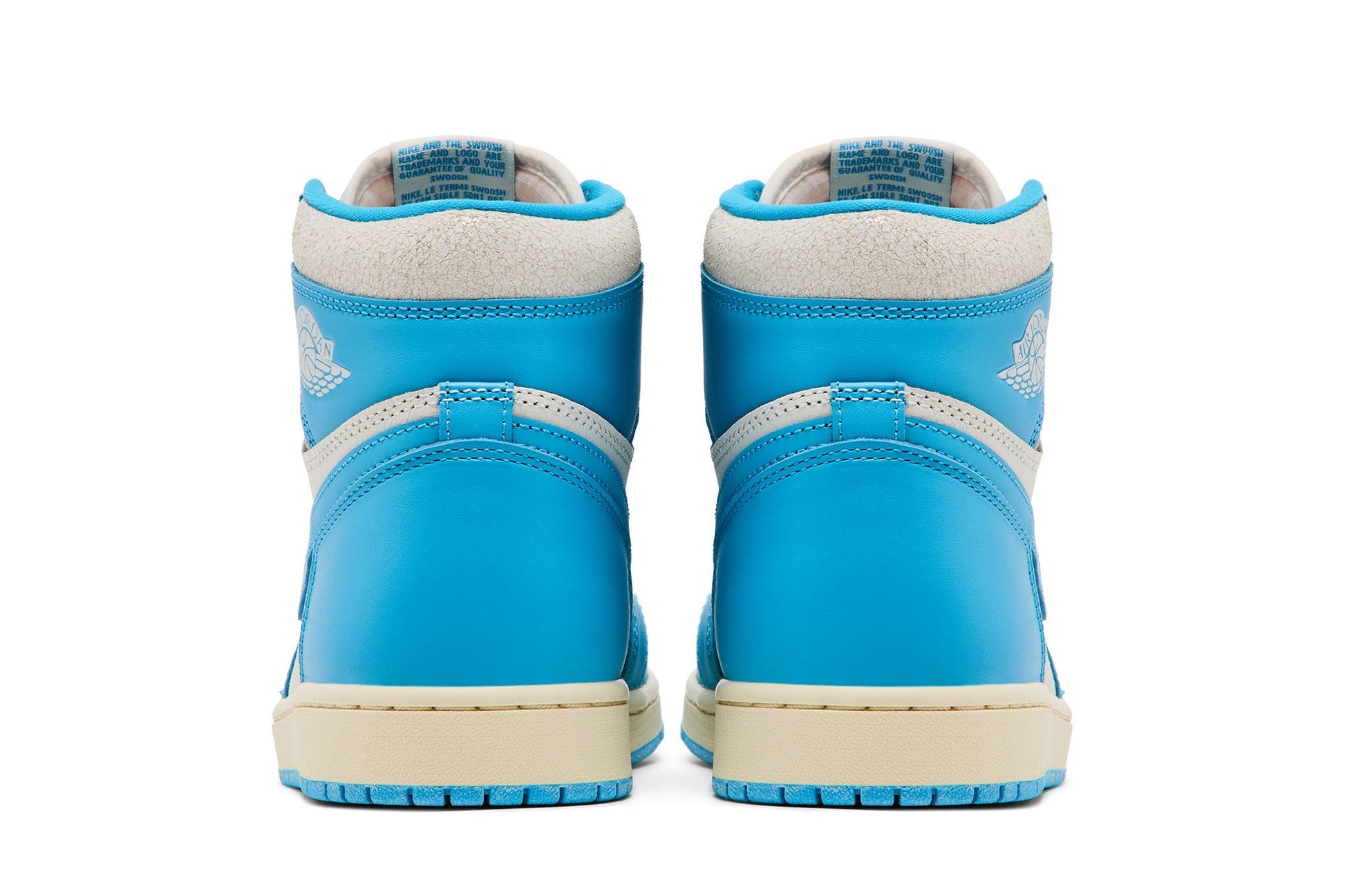 Vista traseira dupla dos tênis Air Jordan 1 Retro High OG 'UNC Reimagined' em couro azul claro e branco