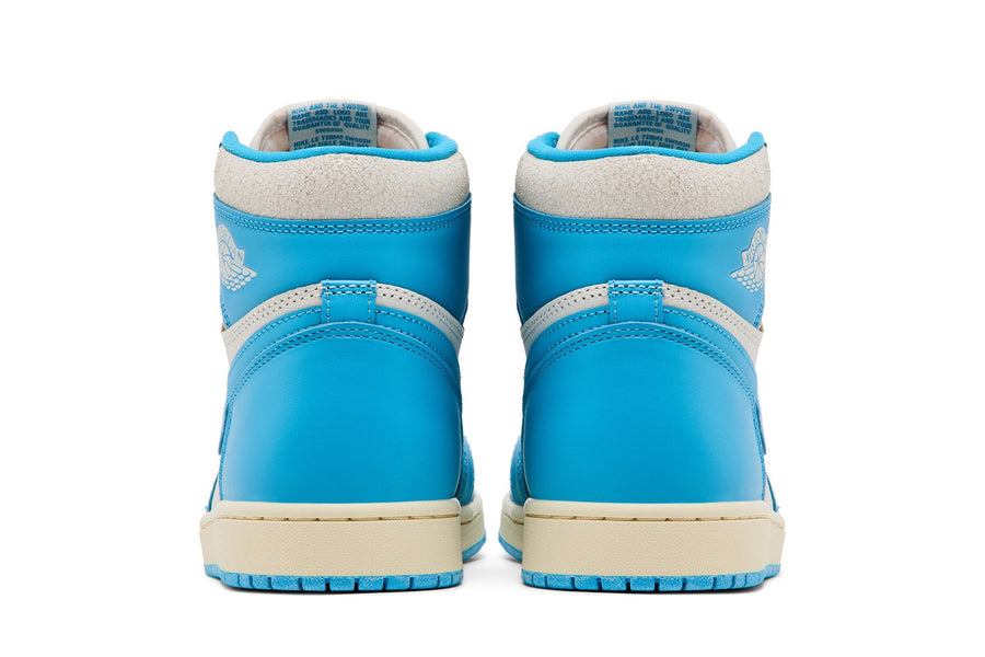 Vista traseira dupla dos tênis Air Jordan 1 Retro High OG 'UNC Reimagined' em couro azul claro e branco