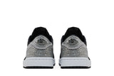 Vista frontal do Jordan Nike Swarovski x Air Jordan 1 Retro Low OG 'Shadow' mostrando biqueira e costuras