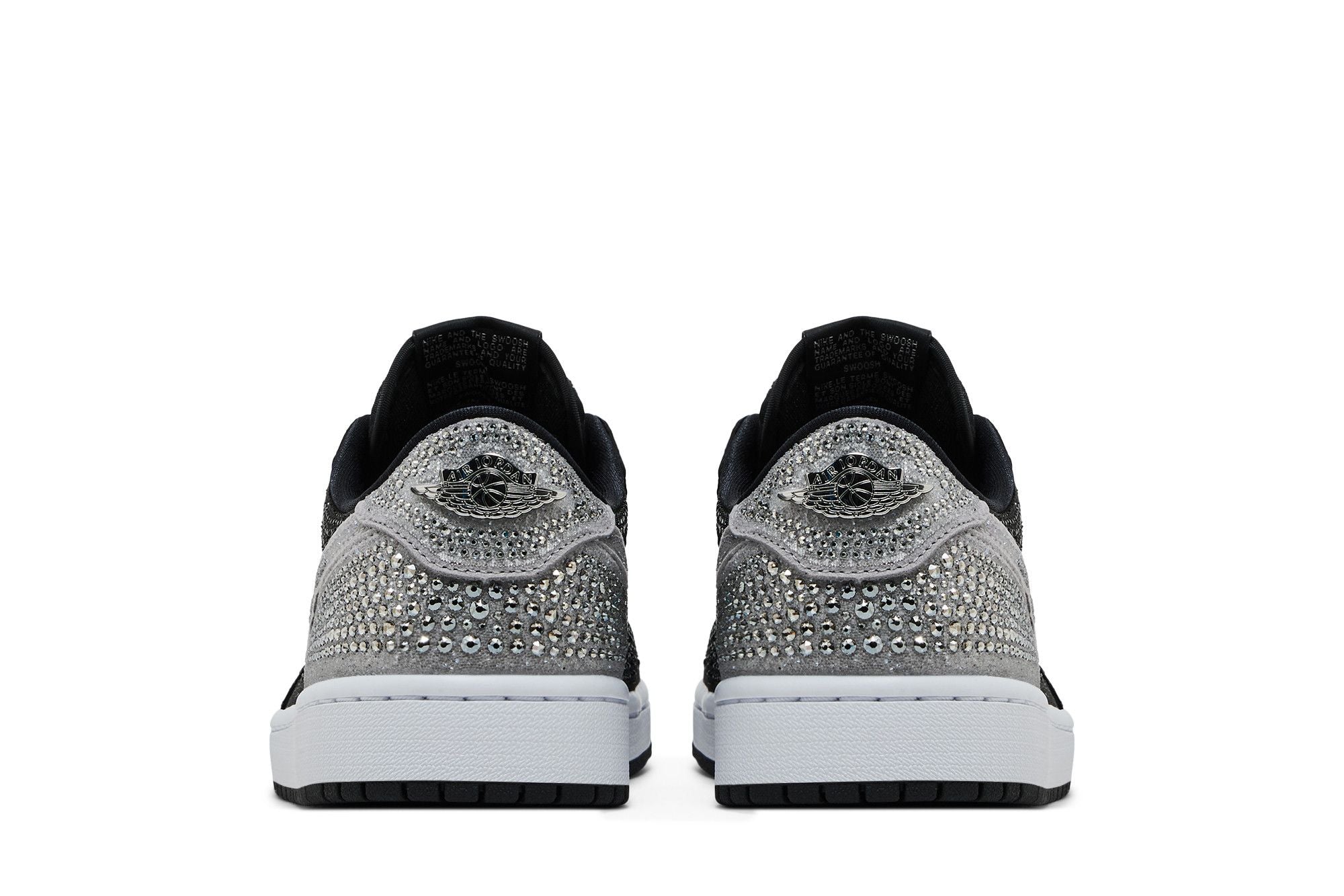 Vista traseira dupla dos tênis Swarovski x Wmns Air Jordan 1 Retro Low OG 'Shadow' preto e cinza com detalhes em cristais Swarovski e logo Air Jordan