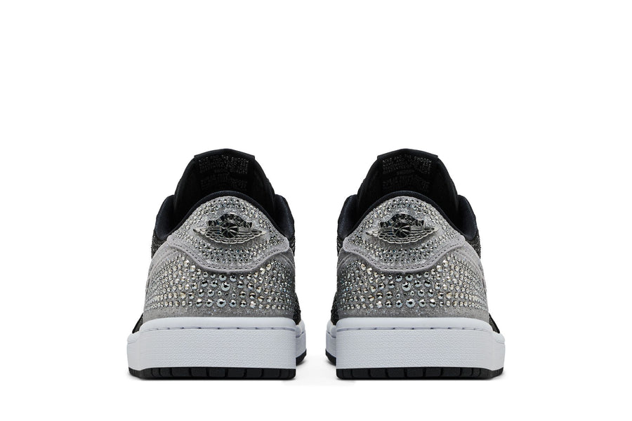 Vista frontal do Jordan Nike Swarovski x Air Jordan 1 Retro Low OG 'Shadow' mostrando biqueira e costuras