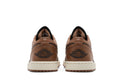 Par de tênis Wmns Air Jordan 1 Low Archaeo Brown vista traseira couro marrom logo Air Jordan Wings em preto